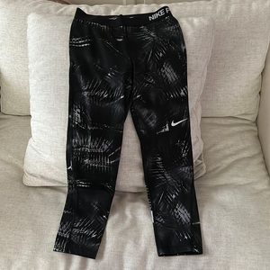 Women’s Nike pro workout leggings size M